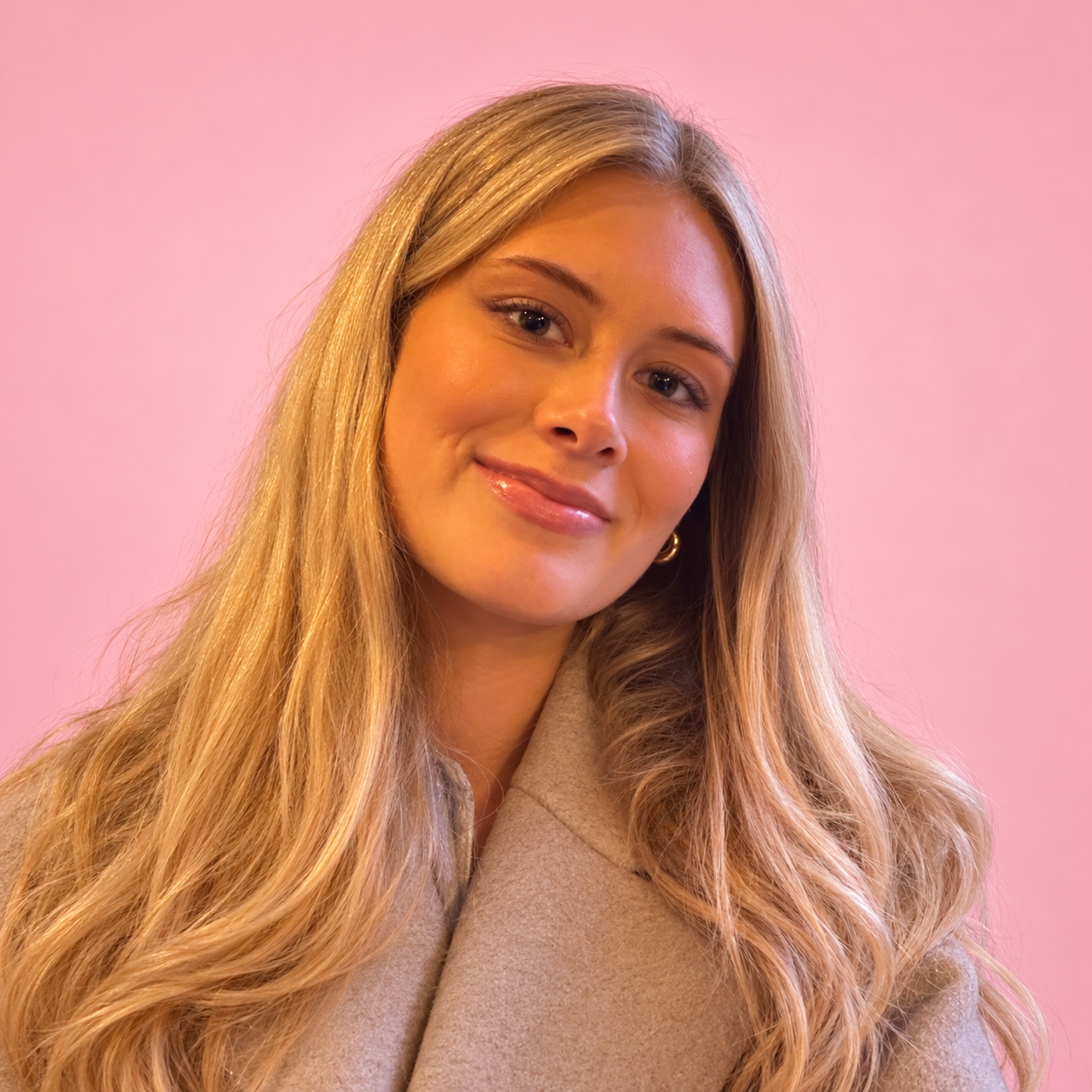 Vakre Sigrid på rosa bakgrunn